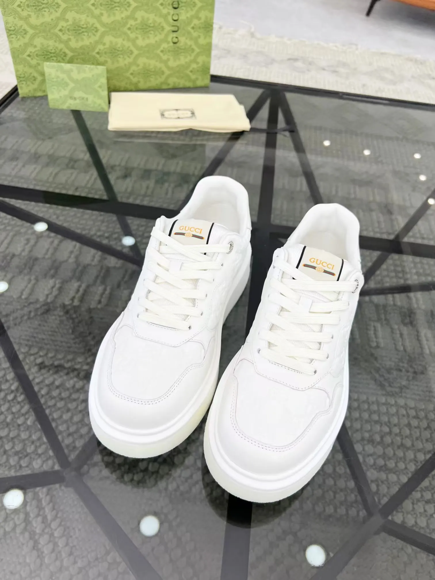 P440 new men's shoes GUCCI [Lightning] latest shoes are shipped. Original quality, fashionable, made of special materials, sheepskin lining, brand new packaging. The foot feels super comfortable and the workmanship is impeccable. Size: Male 38-45.